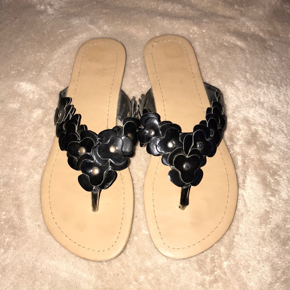Thong sandals tan with black flowers size 5/6 💕